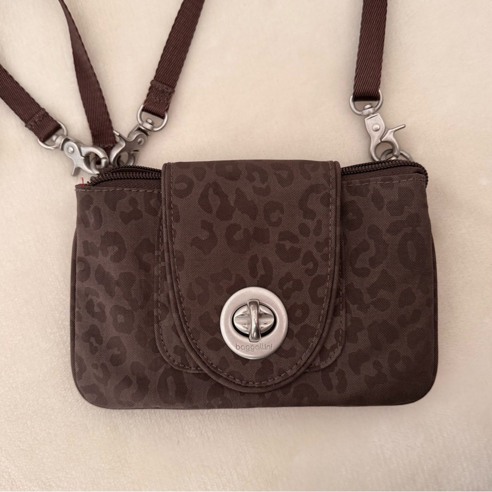 Baggallini crossbody travel purse leopard pattern